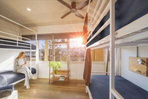 Bed in 4-Bed Female Dorm with Shared Bathroom - Mad Monkey Coogee Beach Hostel (Coogee)