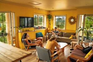 Living area - Mad Monkey Coogee Beach Hostel (Coogee)