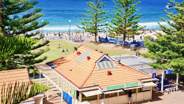 A beachside resort with a kiosk named 'Goose & Kiosk', outdoor seating, and a view of the ocean. - Mad Monkey Coogee Beach Hostel (Coogee)