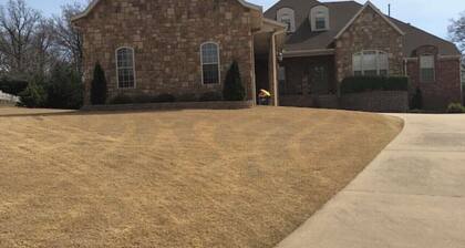 Kodikas Cave Springs-sviitti, jossa oma sisäänkäynti