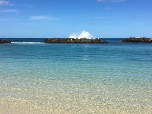 Sur la plage, chaise longue, serviettes de plage