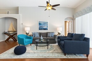 Televisión, reproductor de DVD, futbolito y libros 