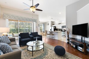 Televisión, reproductor de DVD, futbolito y libros 