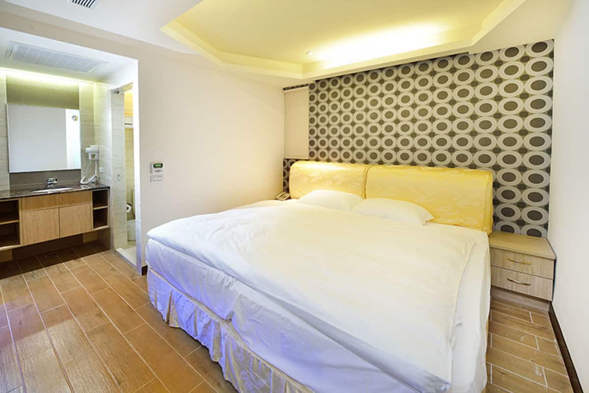 Quarto casal superior | Roupas de cama premium, edredons de pluma, individualmente mobiliados
