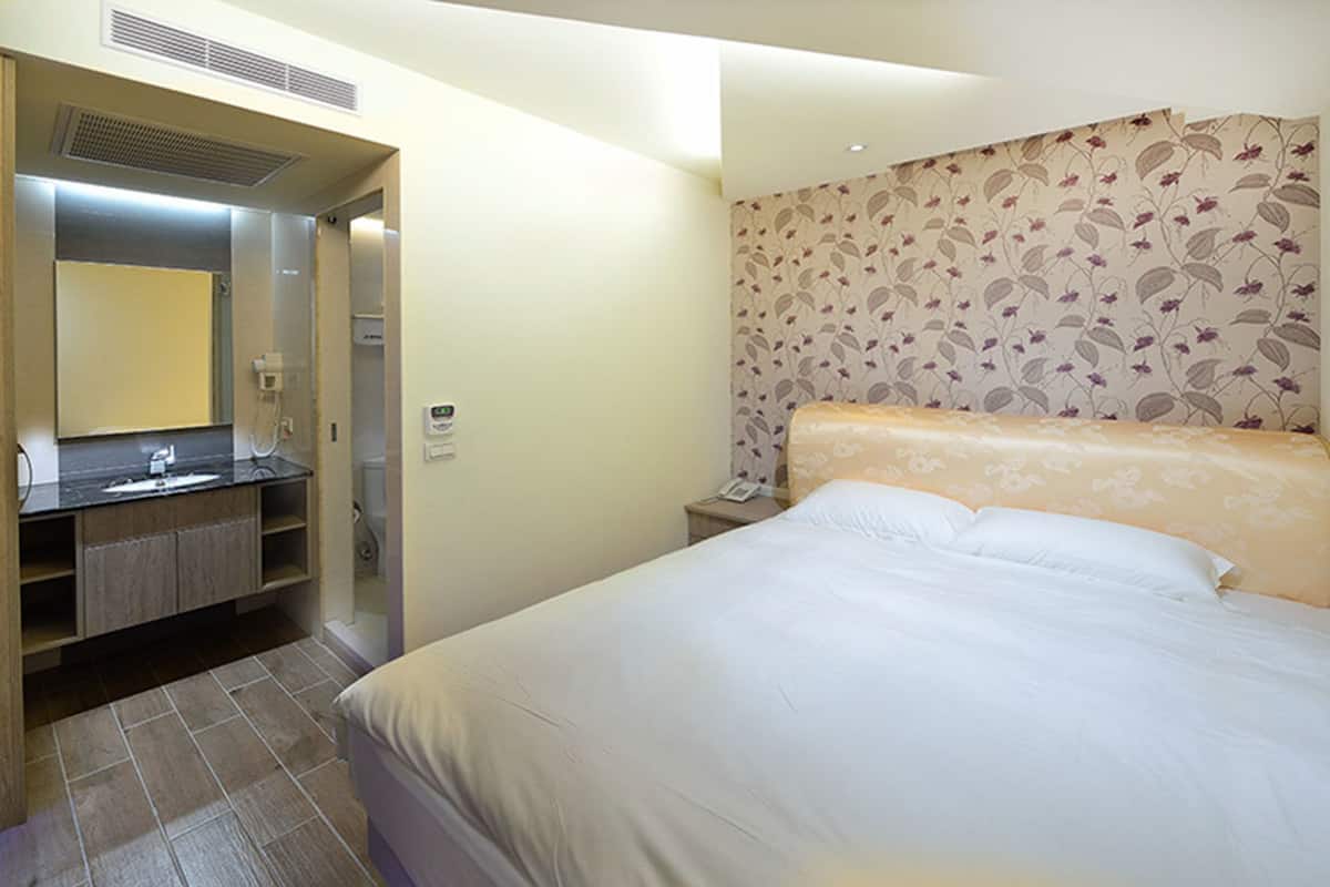 Quarto casal standard | Roupas de cama premium, edredons de pluma, individualmente mobiliados