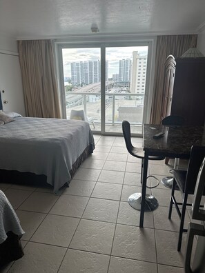 1 chambre, fer et planche à repasser, Wi-Fi gratuit, draps fournis