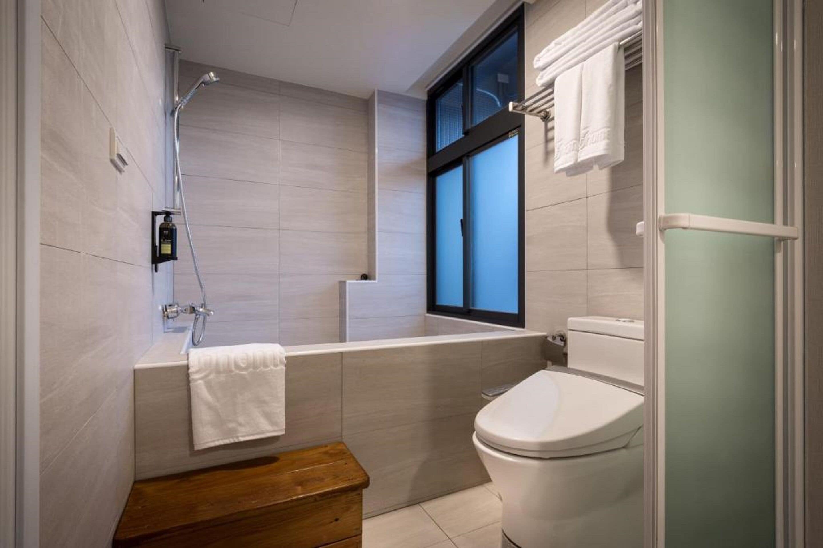 panoramic double room | bathroom | free toiletries, hair dryer, slippers, towels