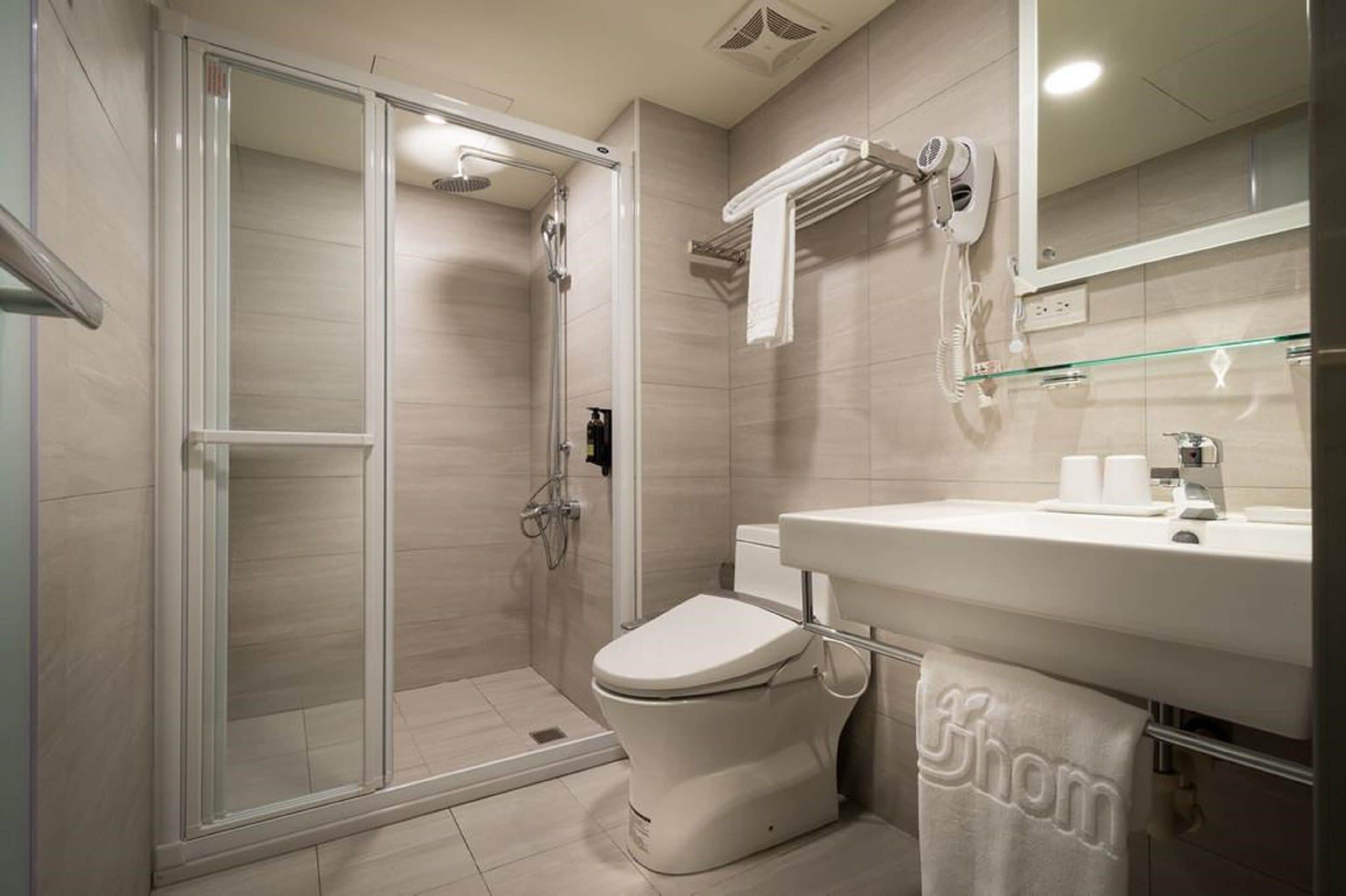 standard single room | bathroom | free toiletries, hair dryer, slippers, towels