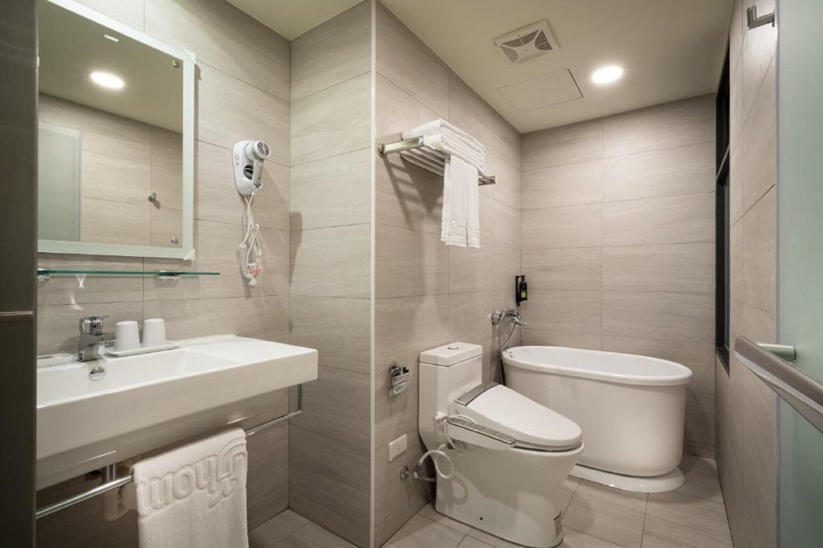 standard quadruple room | bathroom | free toiletries, hair dryer, slippers, towels