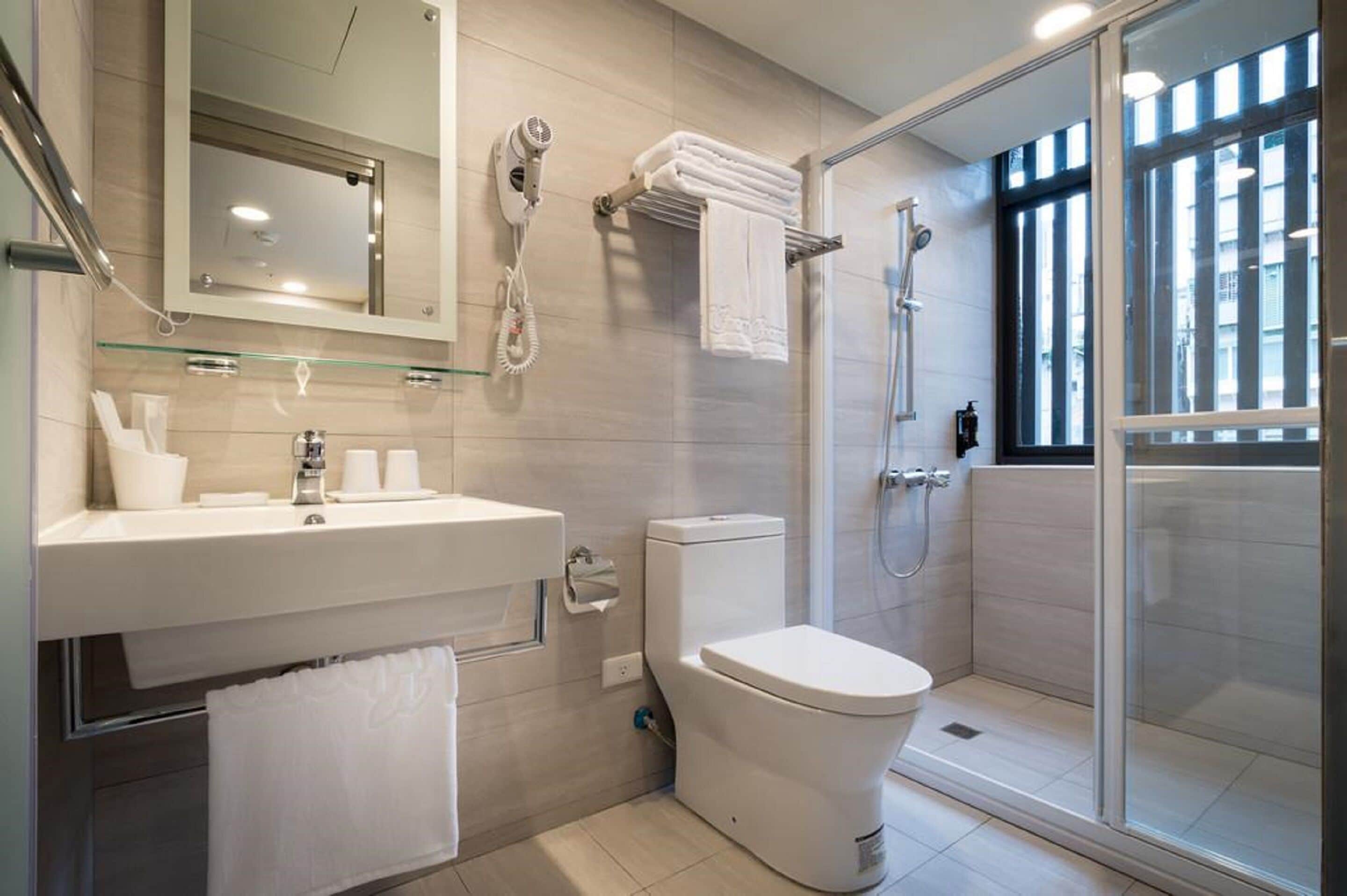 standard double room | bathroom | free toiletries, hair dryer, slippers, towels