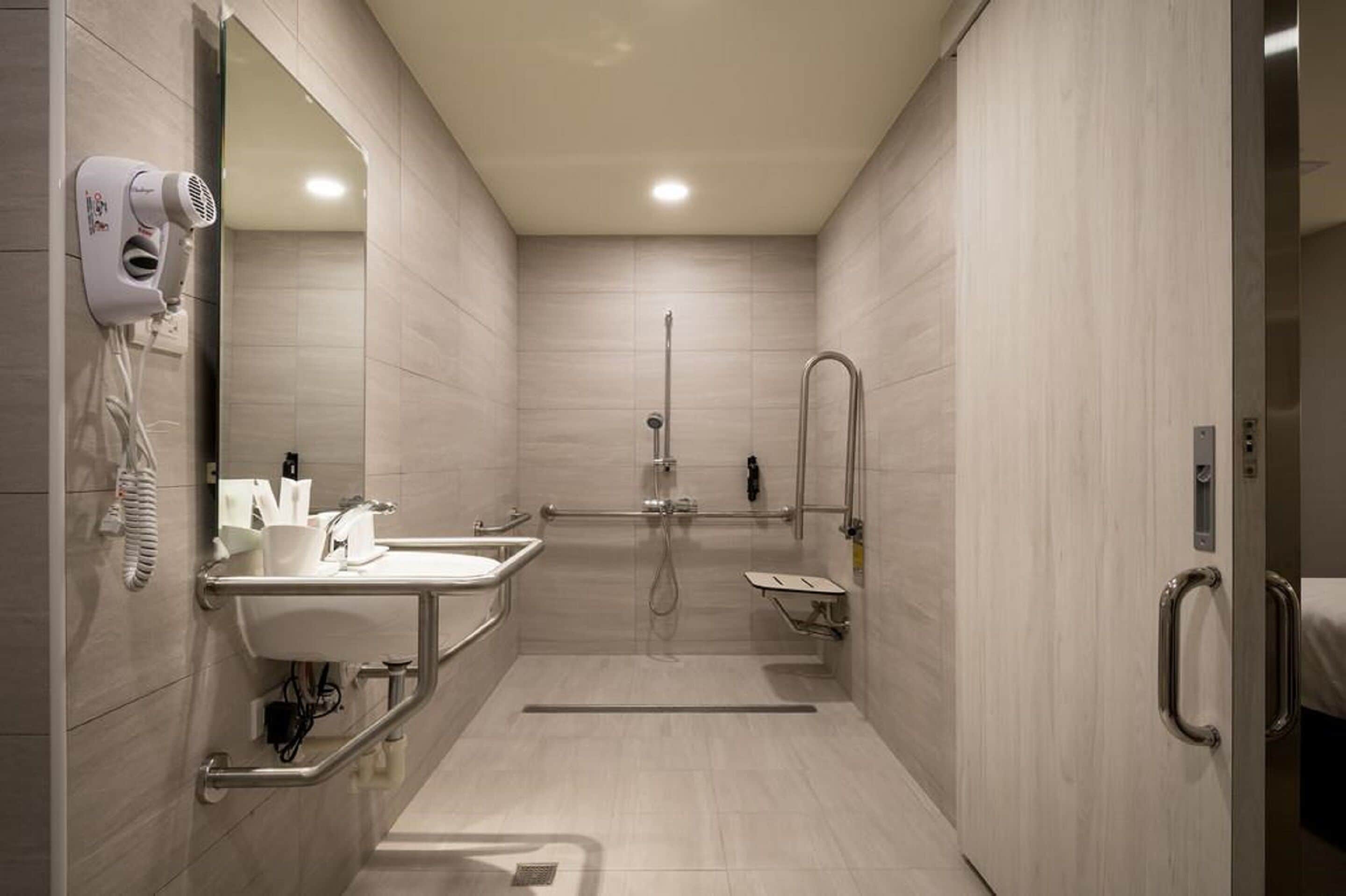 comfort double room, 1 king bed, accessible | bathroom | free toiletries, hair dryer, slippers, towels