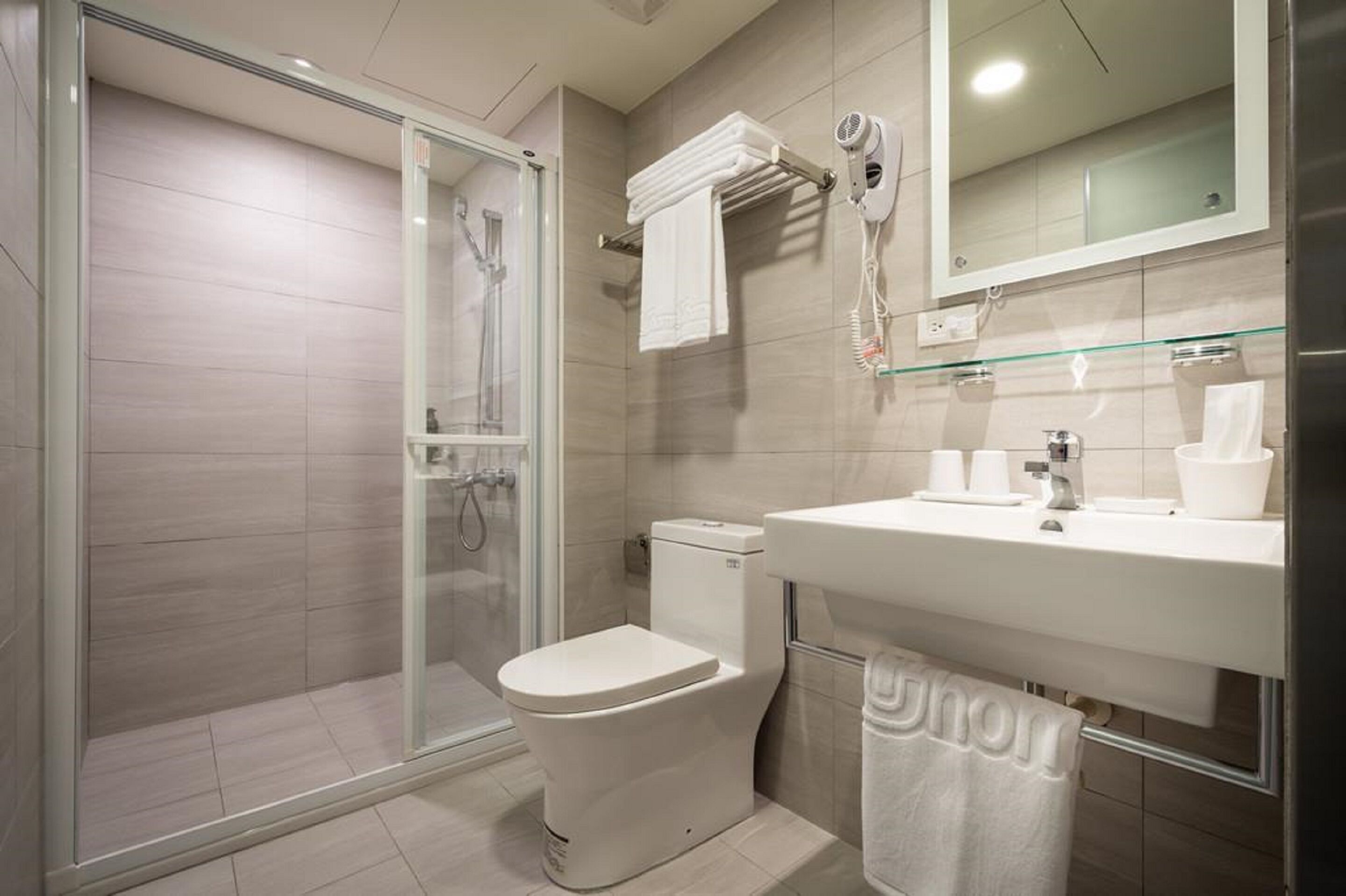 standard double room | bathroom | free toiletries, hair dryer, slippers, towels