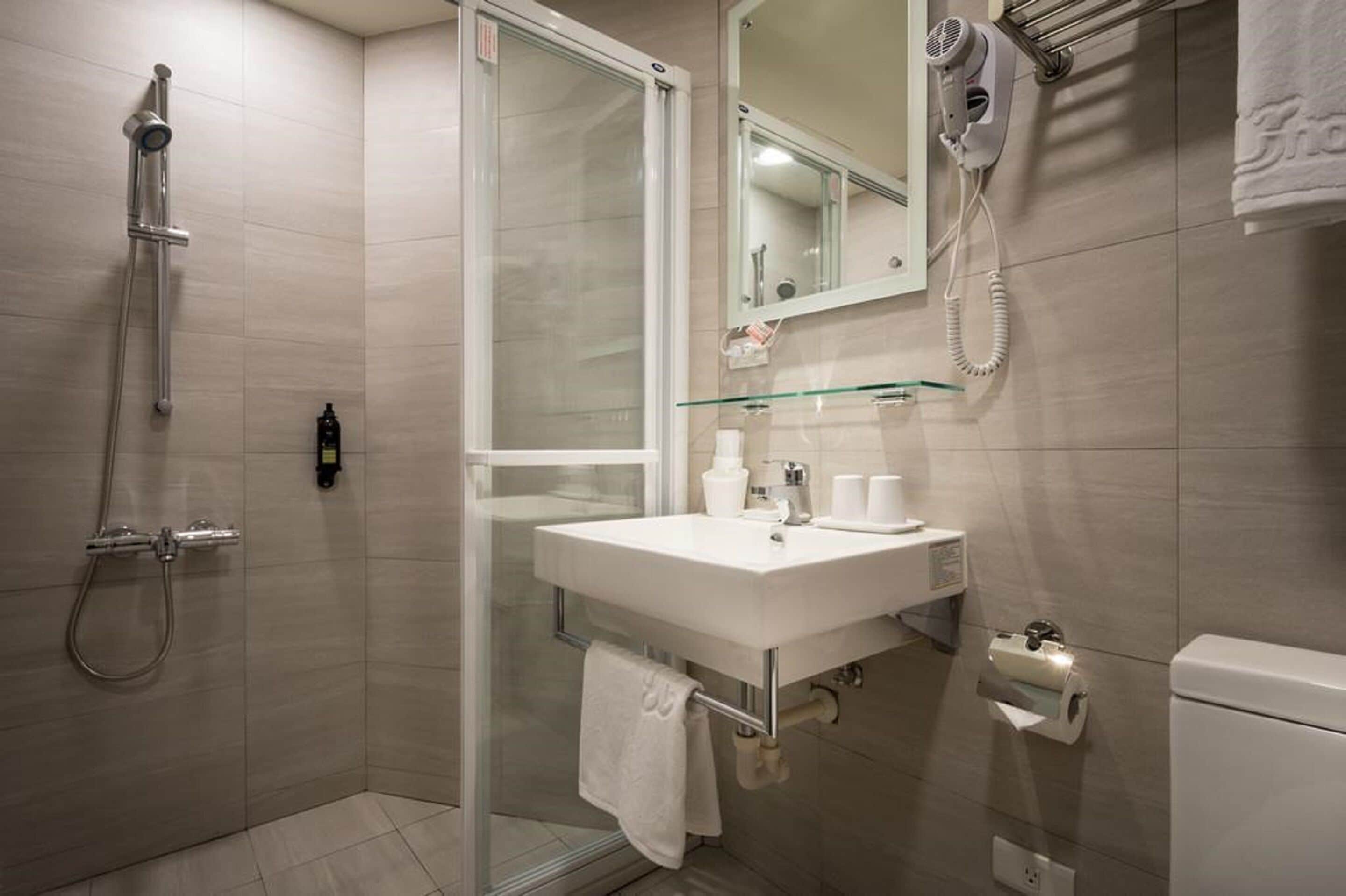 standard triple room | bathroom | free toiletries, hair dryer, slippers, towels
