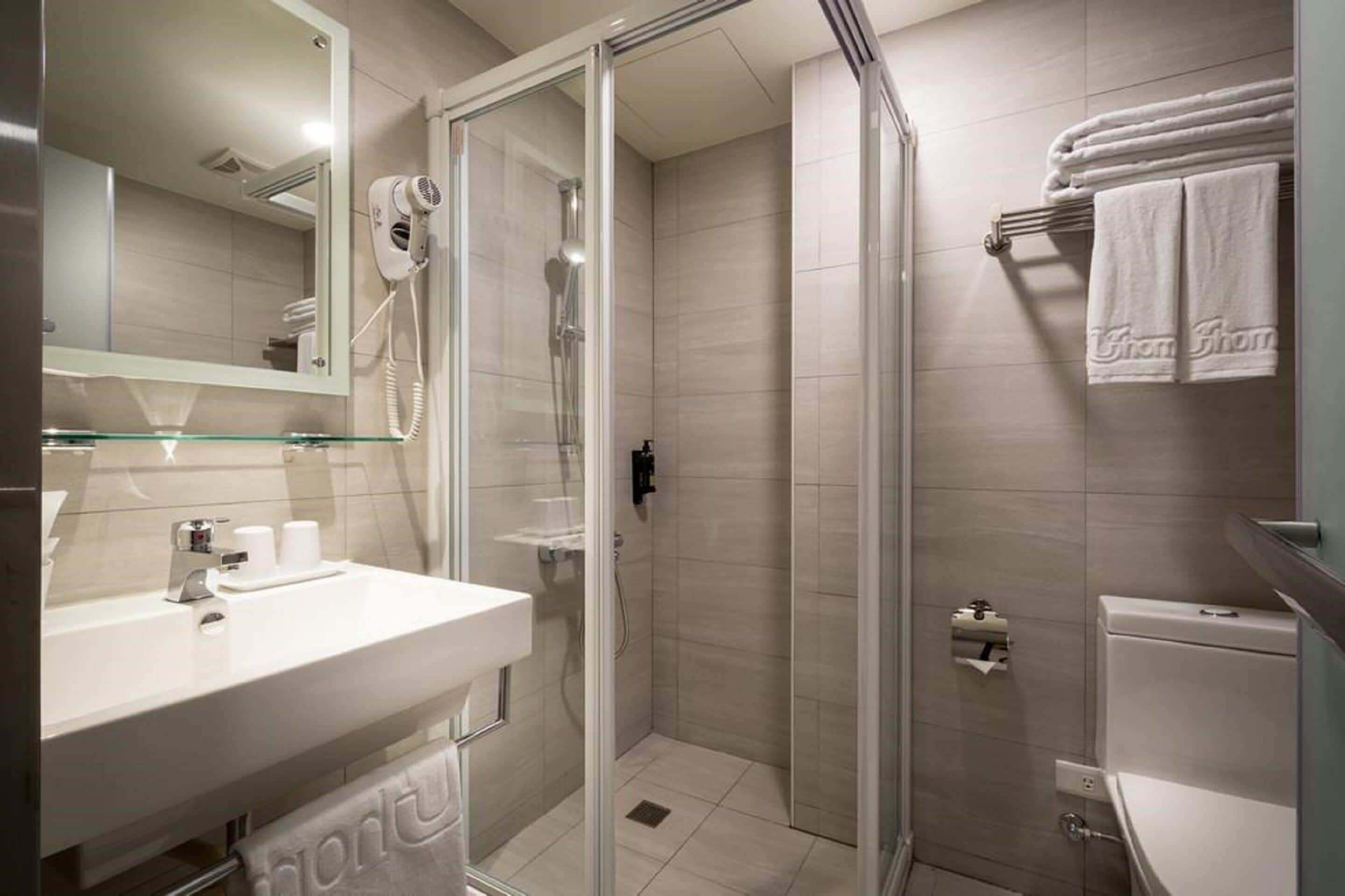 standard triple room | bathroom | free toiletries, hair dryer, slippers, towels