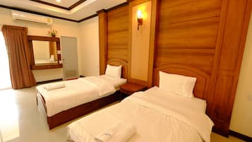 Standard Twin Room | Minibar, desk, free WiFi, bed sheets