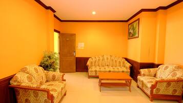 Master Room | Living area | 32-inch flat-screen TV with cable channels, TV