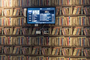 Escritorio, cortinas blackout, sistema de insonorización y wifi gratis