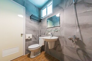 Doppia Deluxe, balcone, vista città | Bagno | Doccia, doccia idromassaggio, set di cortesia gratuito, asciugacapelli