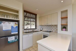 Coffee/tea maker, fridge, microwave, oven