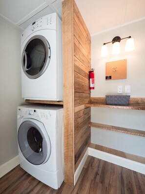 Interior - The Red Hen Cottage-Asheville-with Hot Tub and EV charger! (Asheville)