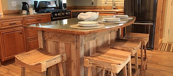 The Red Hen Cottage-Asheville-with Hot Tub and EV charger!