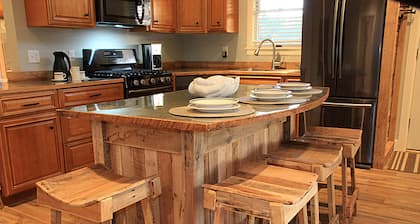 Red Hen Cottage * Asheville-North * HOT TUB *