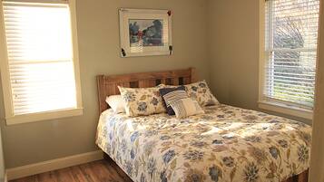 2 slaapkamers, een strijkplank/strijkijzer, gratis wifi, beddengoed