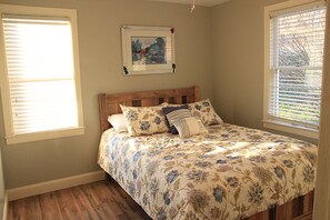 2 bedrooms, iron/ironing board, free WiFi, bed sheets - The Red Hen Cottage-Asheville-with Hot Tub and EV charger! (Asheville)