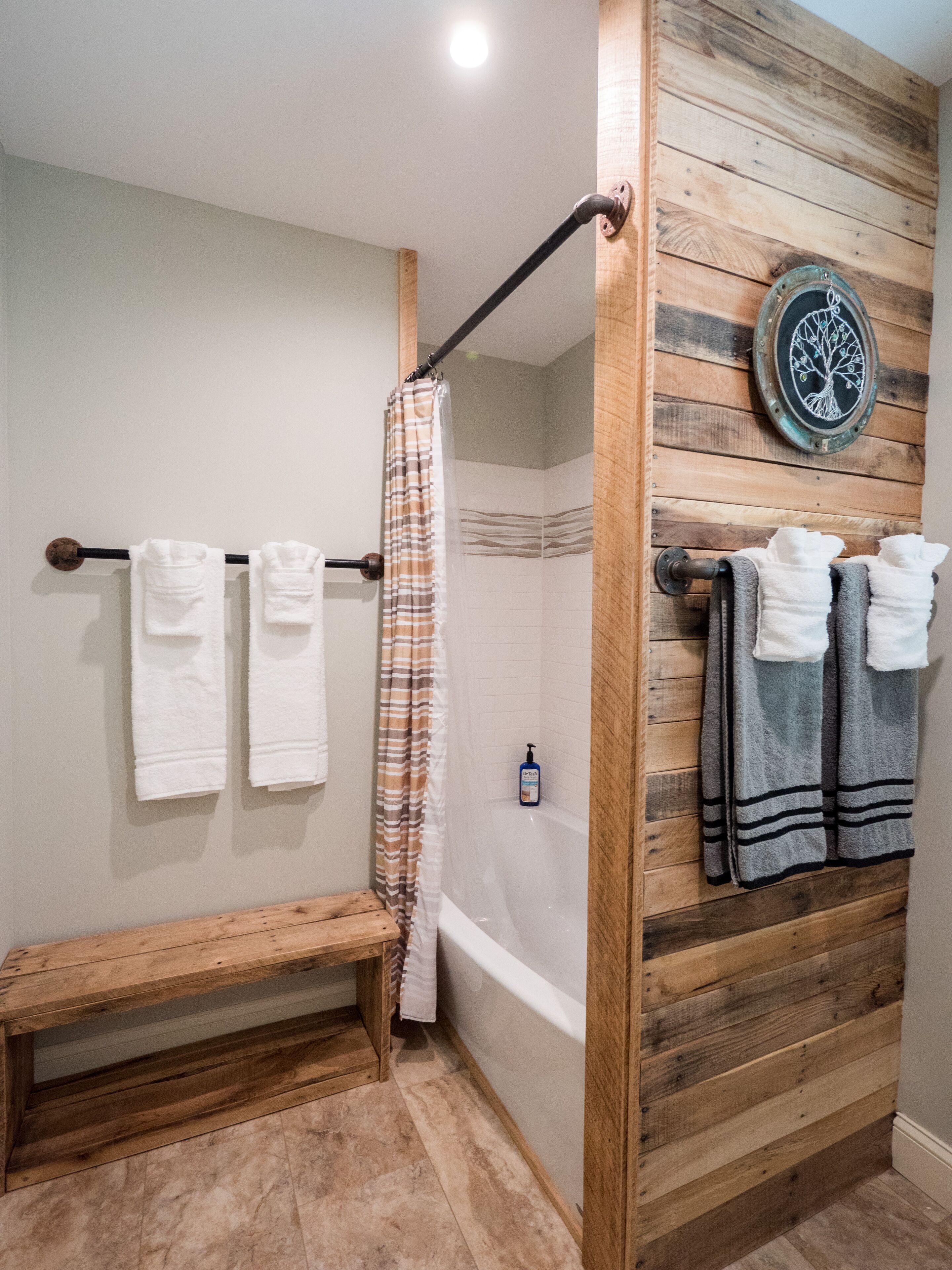 Combined shower/bathtub, hair dryer, towels, soap