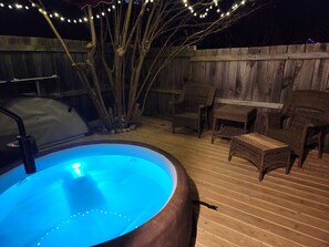 Outdoor spa tub - The Red Hen Cottage-Asheville-with Hot Tub and EV charger! (Asheville)
