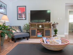Smart TV - The Red Hen Cottage-Asheville-with Hot Tub and EV charger! (Asheville)