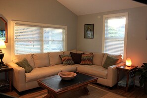 Smart TV - The Red Hen Cottage-Asheville-with Hot Tub and EV charger! (Asheville)