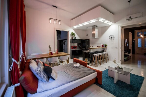 4 bedrooms, iron/ironing board, internet, bed sheets