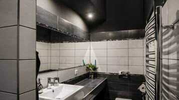 Dusj, hårføner, bidé og håndklær