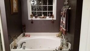 Ensemble douche/baignoire, baignoire à jets, sèche-cheveux