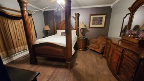 4 bedrooms, desk, iron/ironing board, travel cot