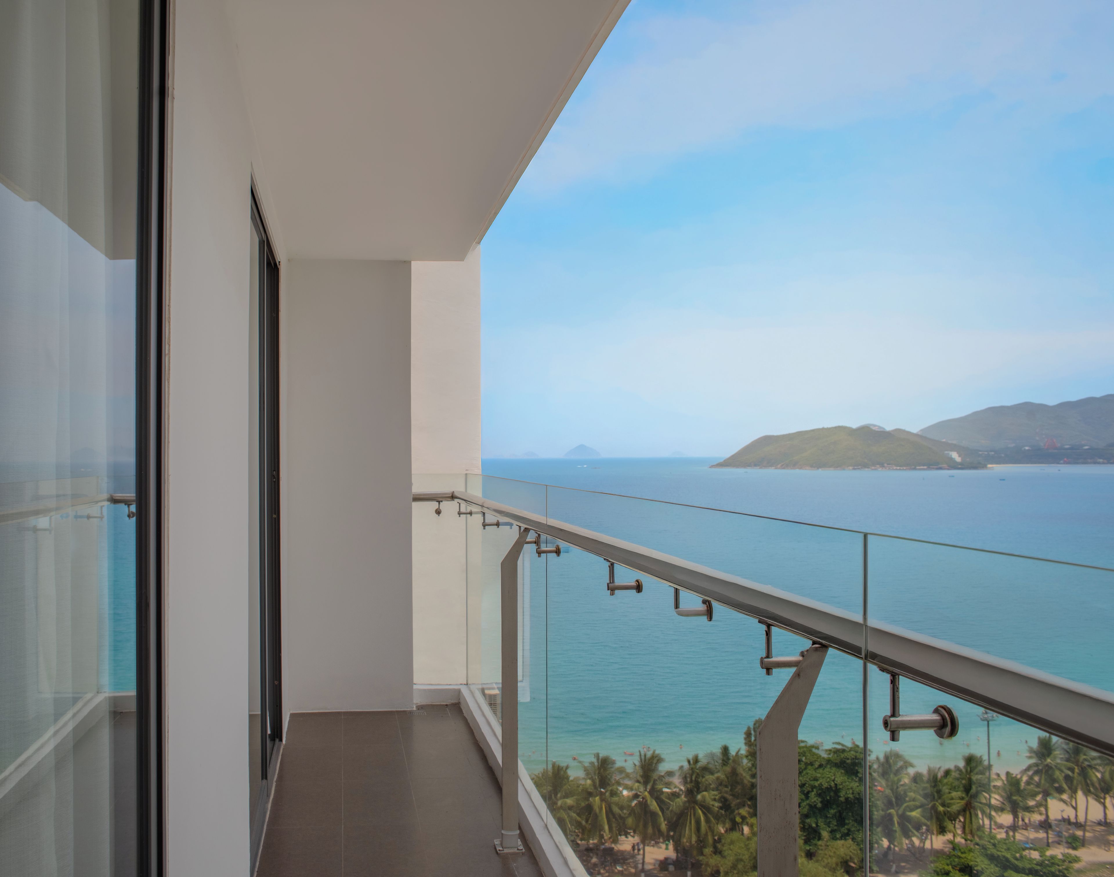Un balcón con vistas despejadas al mar y una isla distante.