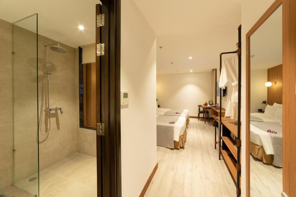 Bộ đồ giường kháng dị ứng, minibar, két bảo mật tại phòng, bàn 