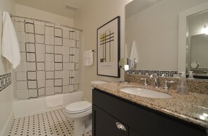 Combined shower/tub, hair dryer, towels, soap - Chic flat. Trendy neighborhood. Walk to Pike Place Market. (Seattle)