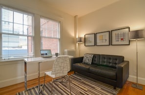 Smart TV, books - Chic flat. Trendy neighborhood. Walk to Pike Place Market. (Seattle)