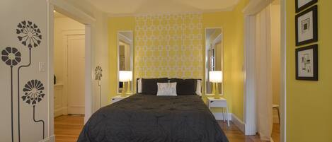 Tabla de planchar con plancha, wifi gratis y ropa de cama