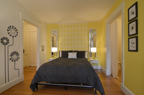 Iron/ironing board, free WiFi, bed sheets - Chic flat. Trendy neighborhood. Walk to Pike Place Market. (Seattle)