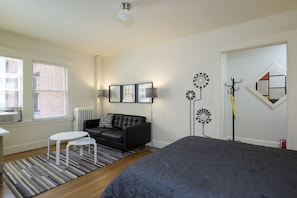 Iron/ironing board, free WiFi, bed sheets