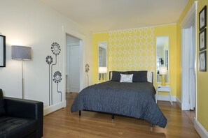 Iron/ironing board, free WiFi, bed sheets - Chic flat. Trendy neighborhood. Walk to Pike Place Market. (Seattle)