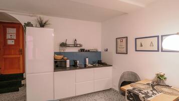Estúdio, 1 quarto, cozinha | Cozinha privada | Geladeira, cafeteira/chaleira, chaleira elétrica