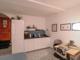 Cafetera/tetera, refrigerador, tetera/pava eléctrica