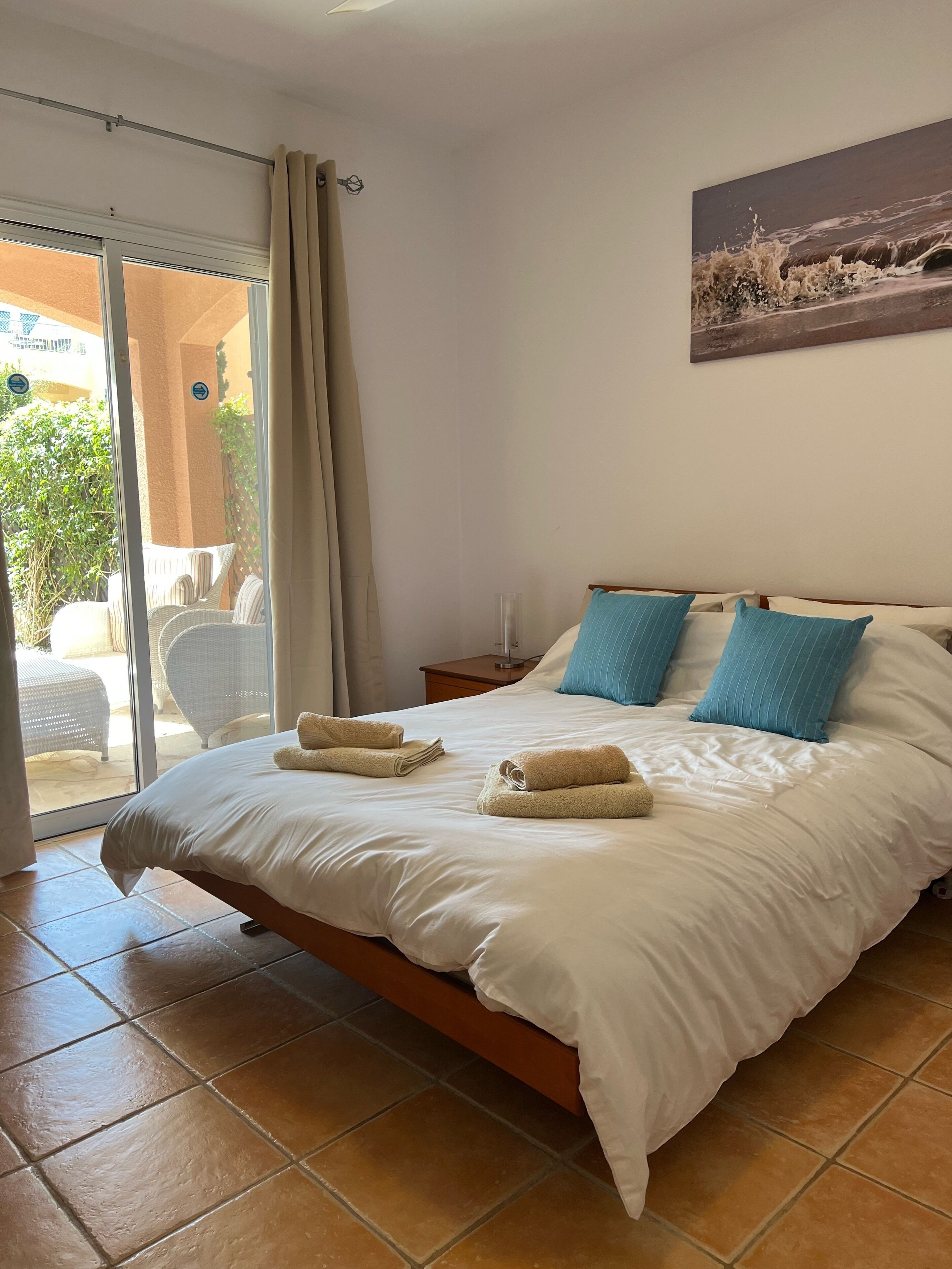 2 chambres, coffres-forts dans les chambres, fer et planche à repasser