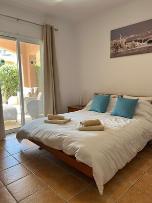 2 chambres, coffres-forts dans les chambres, fer et planche à repasser