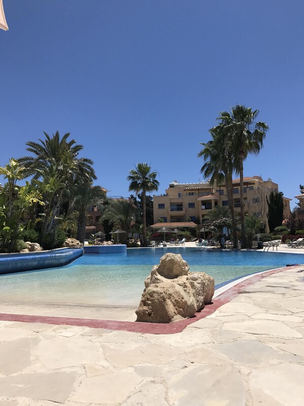 Piscine extérieure, chaises longues