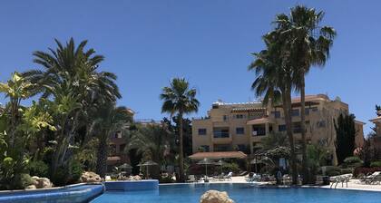 Family-Friendly Ground Floor Apartment with Garden, BBQ & Pools Limnaria Gardens